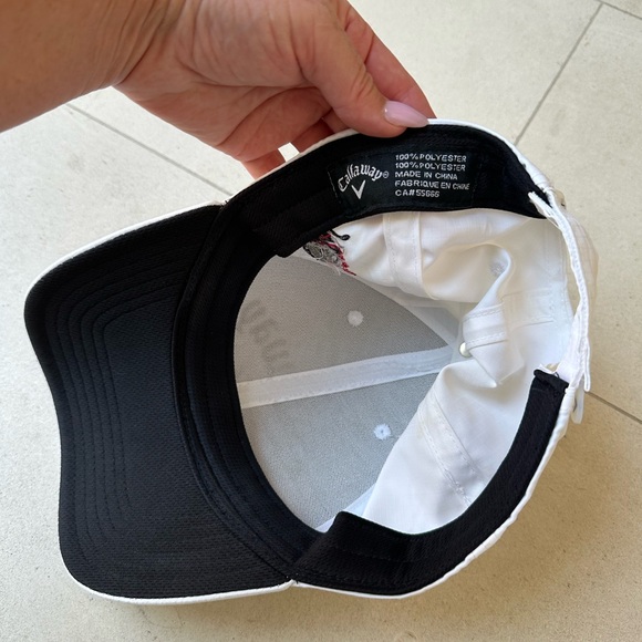 Callaway Flex Hat White with blue logo and a skull with crossed golf clubs - Picture 3 of 4